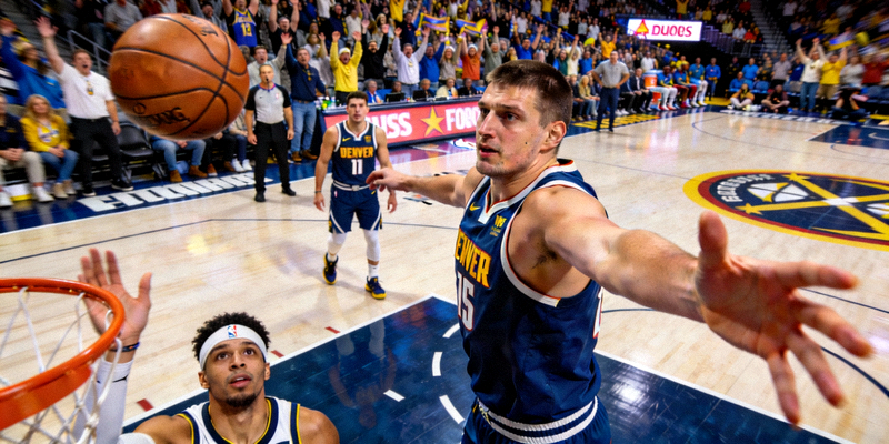 NBA篮球比赛精彩瞬间，约基奇传球助攻